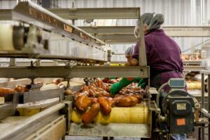 Indústria de alimentos investe R$ 41,3 bi e projeta alta de vendas em 2026